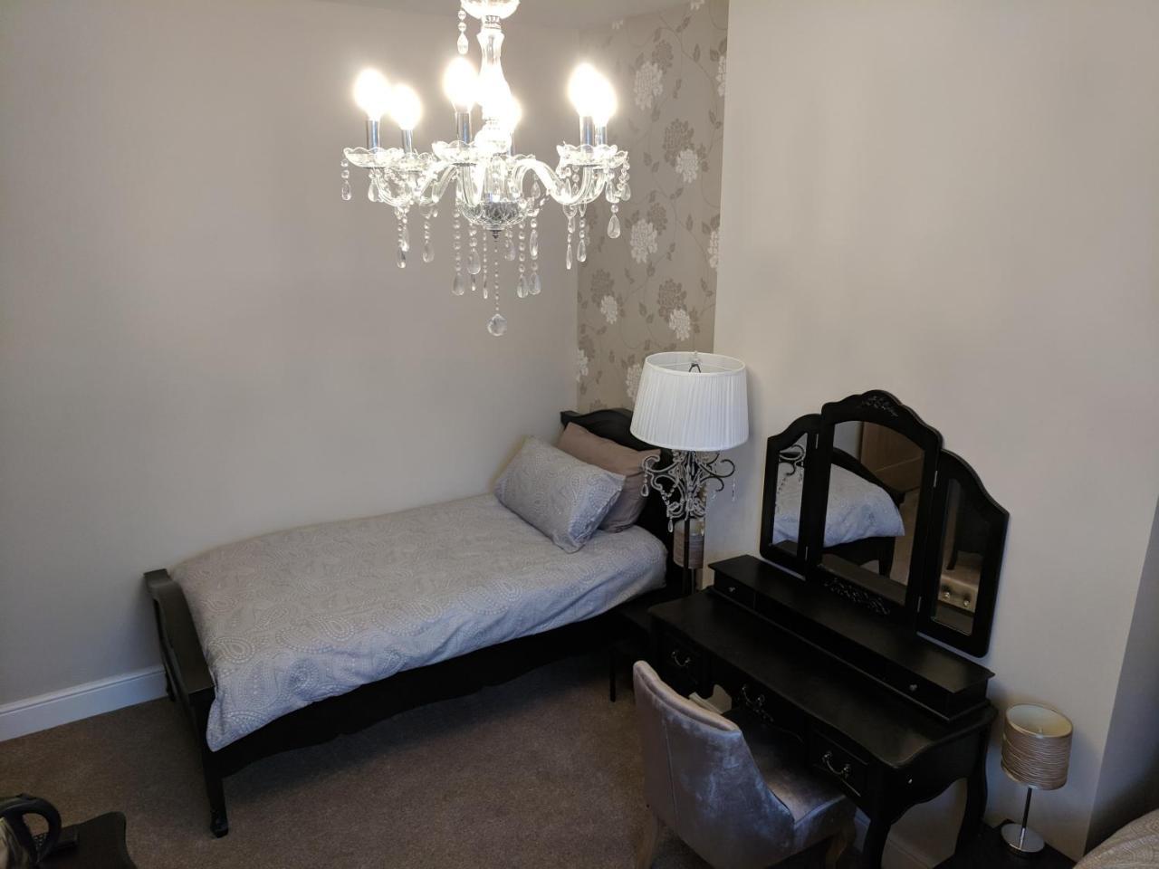 Lion House Bed & Breakfast With Restaurant Комб-Мартін Екстер'єр фото