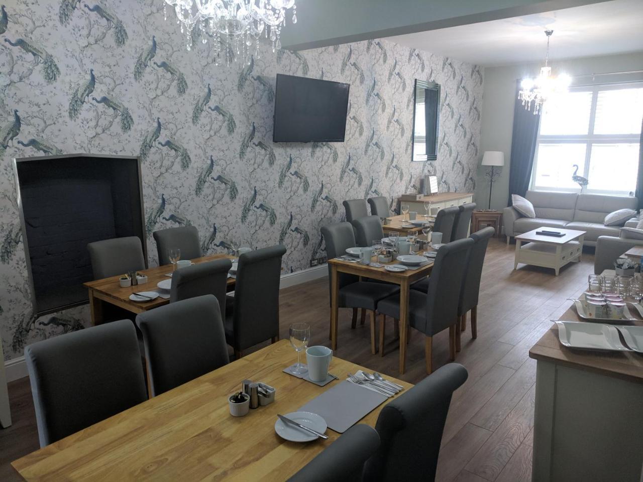 Lion House Bed & Breakfast With Restaurant Комб-Мартін Екстер'єр фото