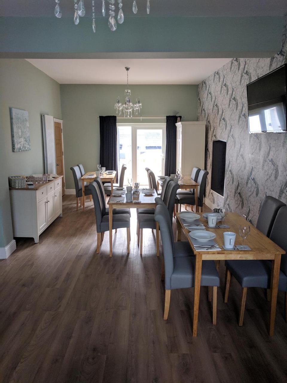 Lion House Bed & Breakfast With Restaurant Комб-Мартін Екстер'єр фото